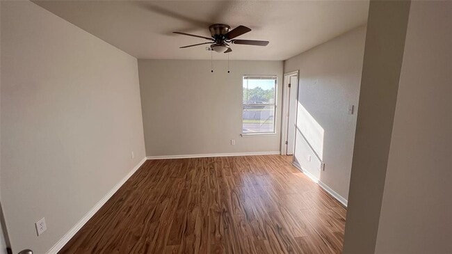 Photo - 2865 Southampton Way