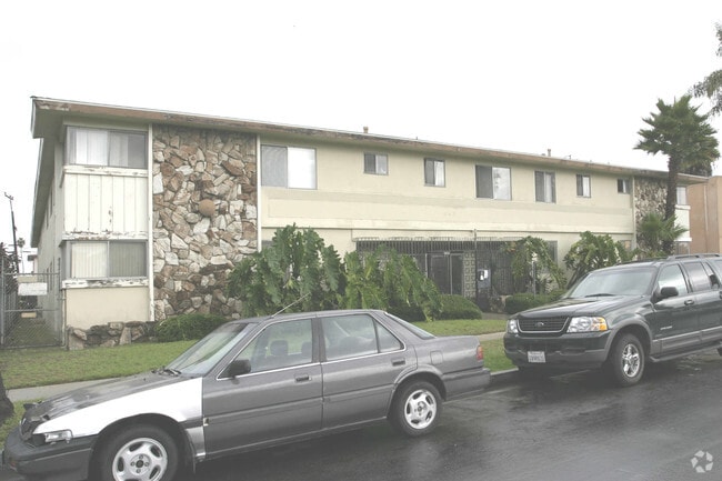 Photo - 643 E 99th St