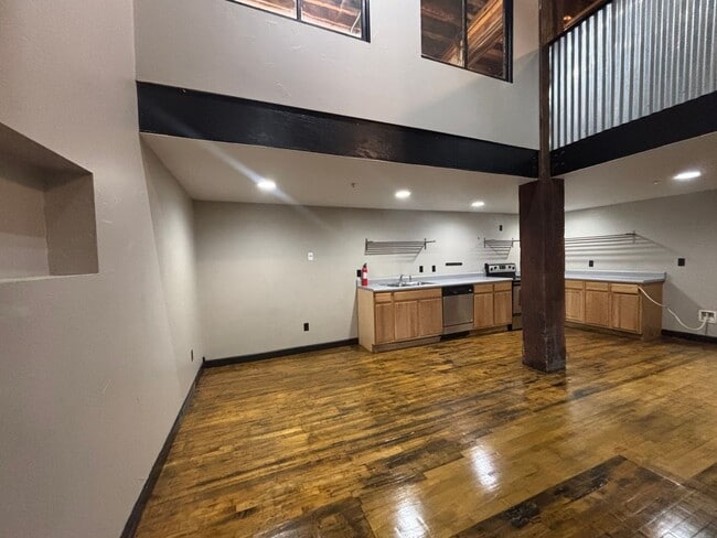 Building Photo - Beautiful 3 bedroom 2 bathroom loft at fou...