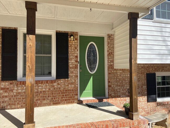 Photo - 1435 Marlborough Rd