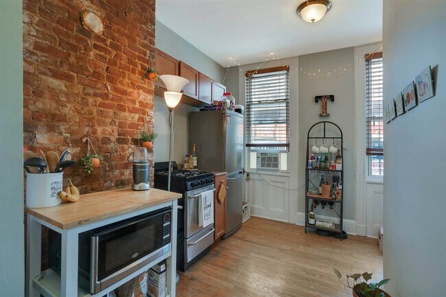 Photo - 402 Monroe St