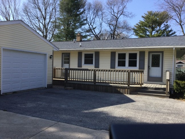 Building Photo - 565 E Chadwick Dr