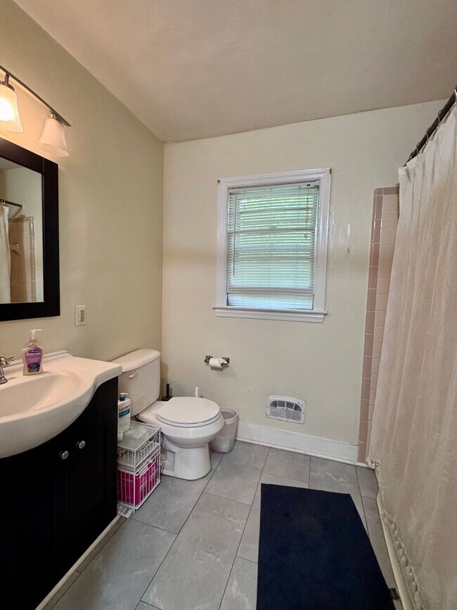 Photo - 909 Dawes St