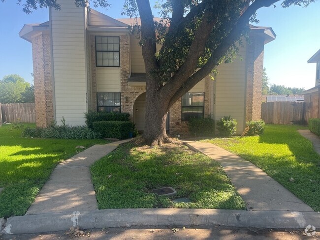 Building Photo - Townhouse! 2 bedroom 2.5 bath 2 car garage!