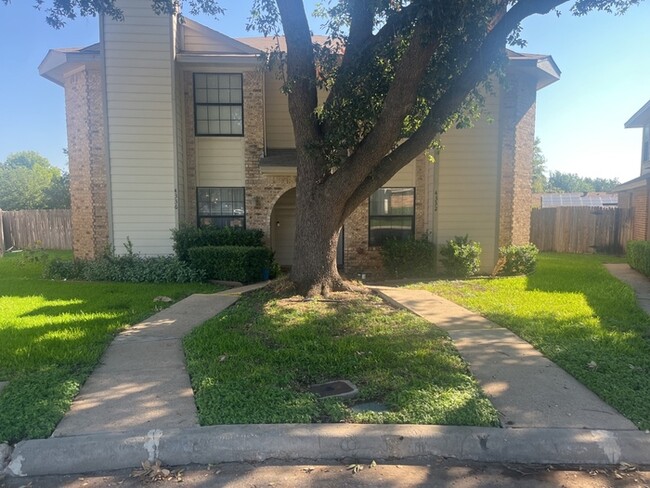 Townhouse! 2 bedroom 2.5 bath 2 car garage! - Townhouse! 2 bedroom 2.5 bath 2 car garage!