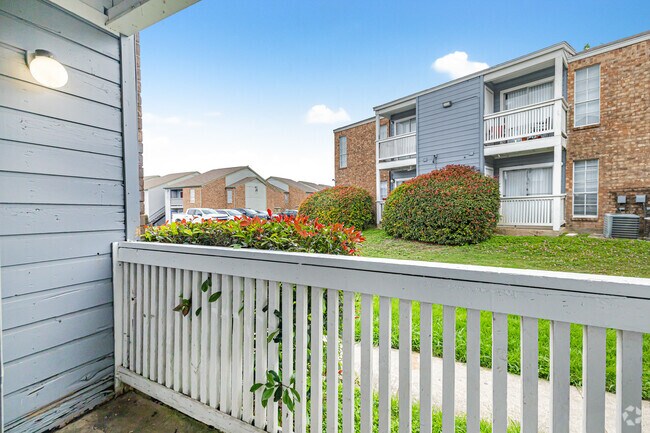 2BR, 2BA - 770SF
