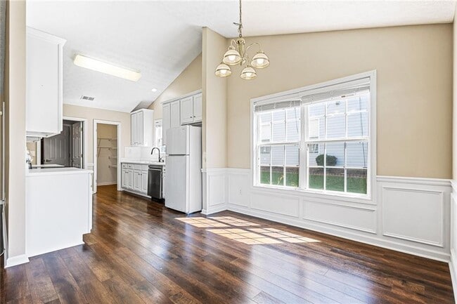 Photo - 815 Village Pl