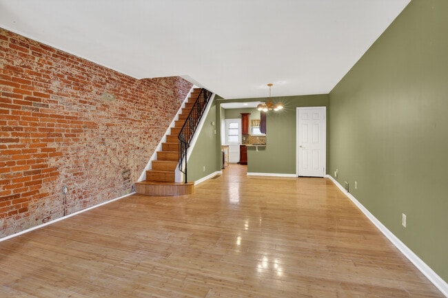 Building Photo - 419 McClellan St