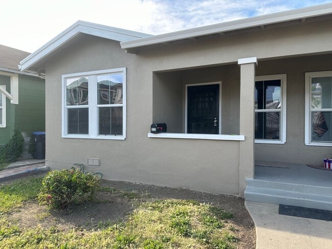 Charming & Cheery 3-Bedroom Duplex in Old ... - Charming & Cheery 3-Bedroom Duplex in Old ... House