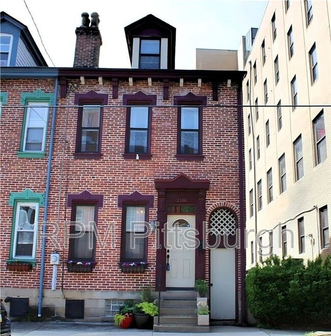 Photo - 2118 Sidney St