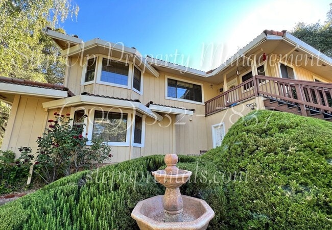 Building Photo - 2 Bedroom 2 Bath Home With Bonus Room off Racetrack!!!!