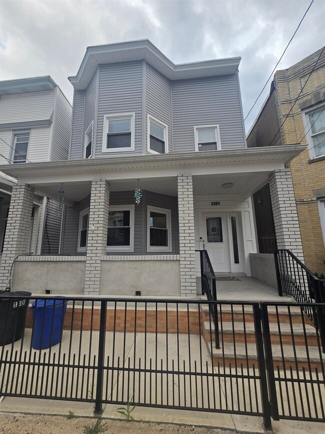Building Photo - 1301 27th St Unit 2