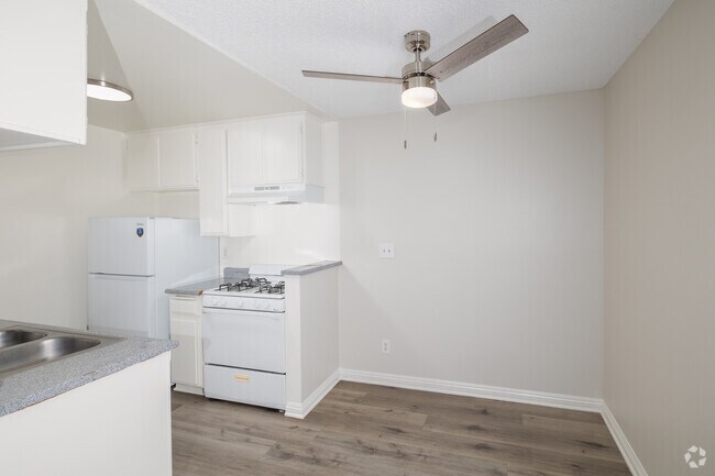 1BR, 1BA - 520SF - Dining Room