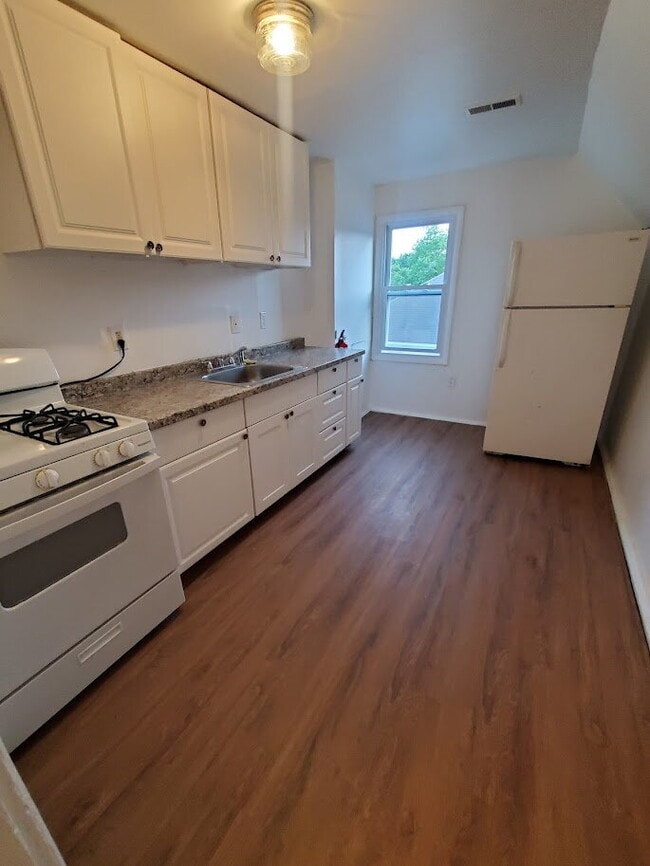 Building Photo - Cozy 2-Bed, 1-Bath Apartment in Westville! Fresh new carpets & freshly painted walls and cabinets... Unit #5