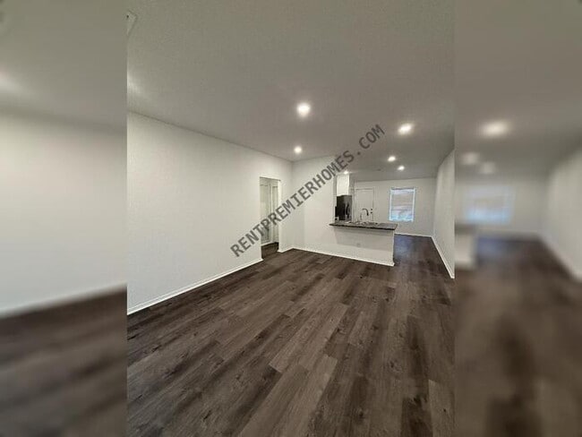 Photo - 34-10 10 Point Ln