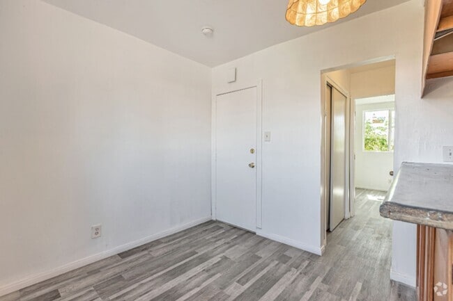 Building Photo - 847 W 43rd St Rental
