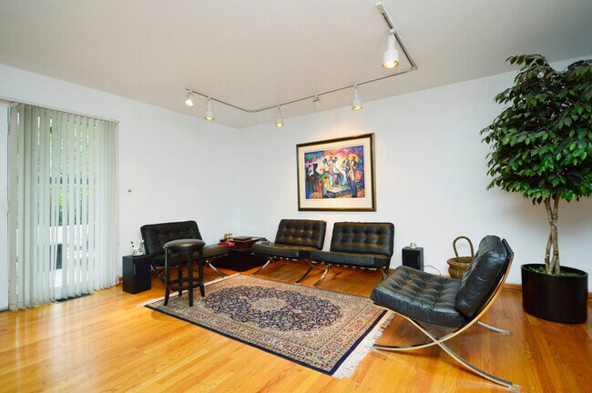Photo - 5117 S Cornell Ave