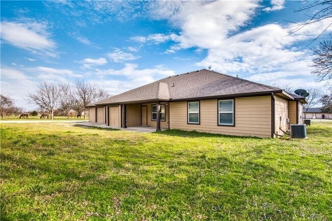 Building Photo - Beautiful 3 Bedroom 2 Bathroom Duplex in Krum!