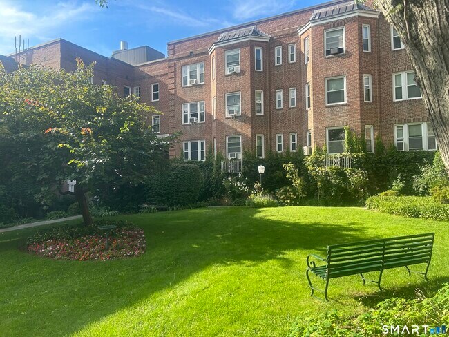 Building Photo - 70 Strawberry Hill Ave Unit 3-3B