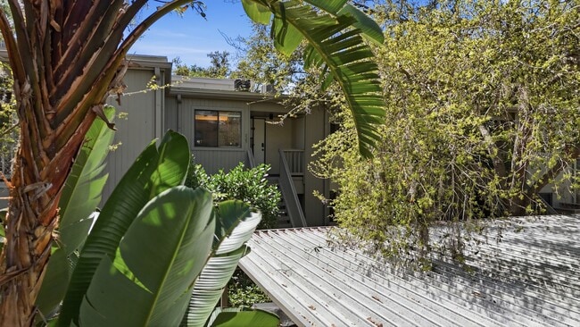 Building Photo - 1628 Clower Creek Dr Unit GR225