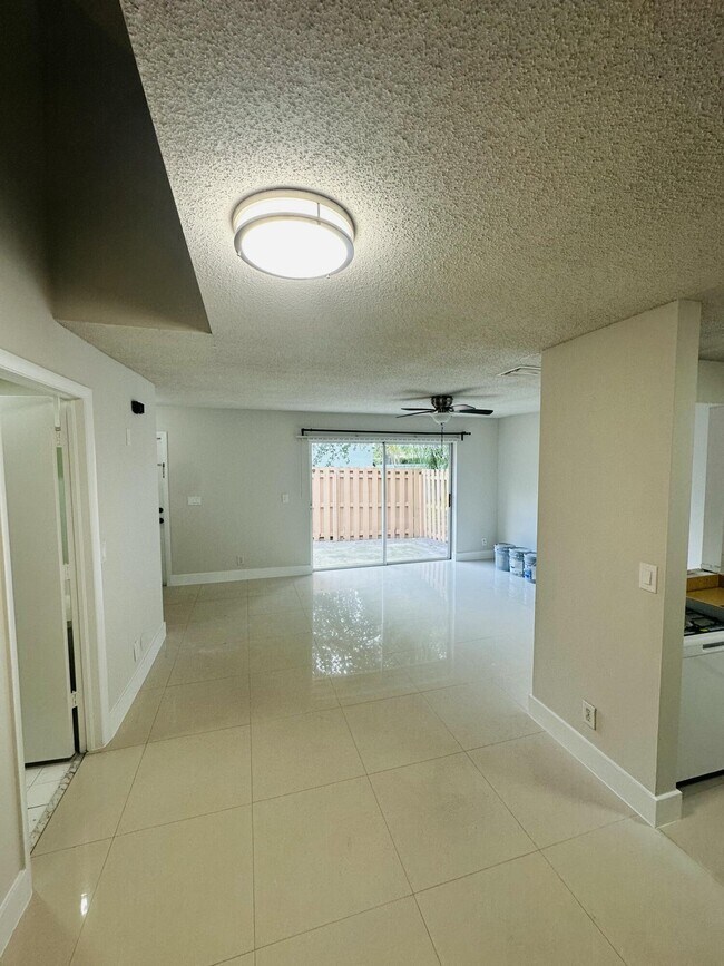 Photo - 451 Cypress Way W