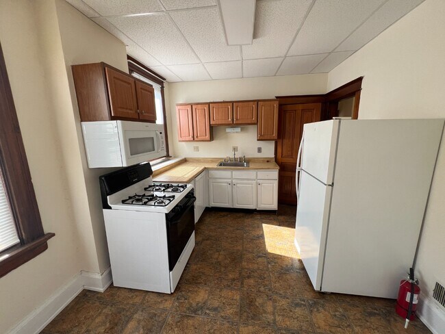 Photo - Spacious 2-Bed Near UC Medical Campus — Modern Updates, Central HVAC, Off-Street Parking Unidad 3