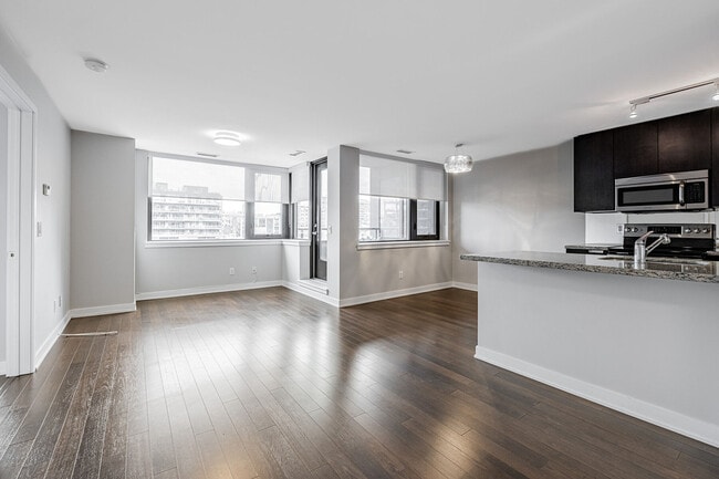 Building Photo - 400 Wellington St W Unit 1001