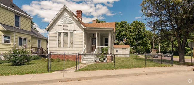 Building Photo - Charming Home, Amazing Location!