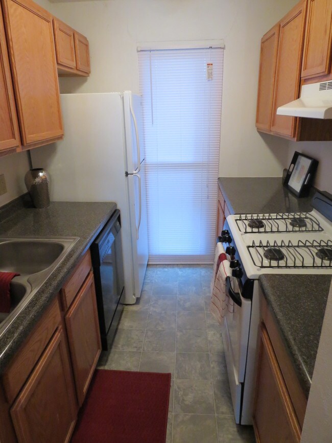 Kitchen - 711 W Elm St
