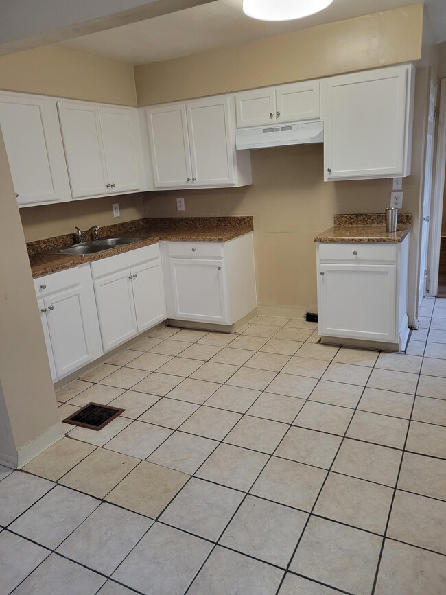 Photo - 332 Ashwood Ave