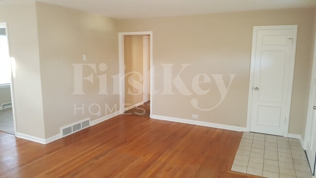 Photo - 630 Crest St