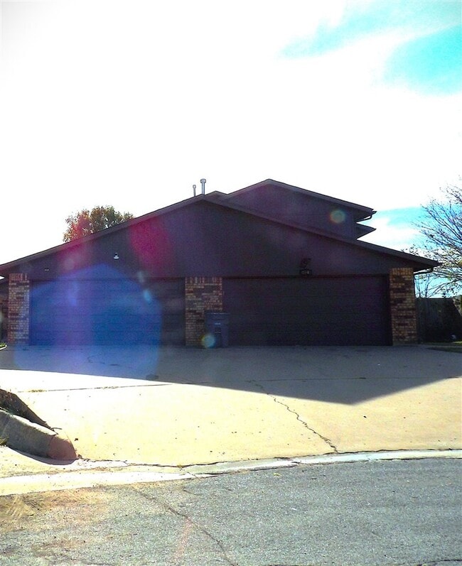 Building Photo - 5402 NW Sir Brian Ave