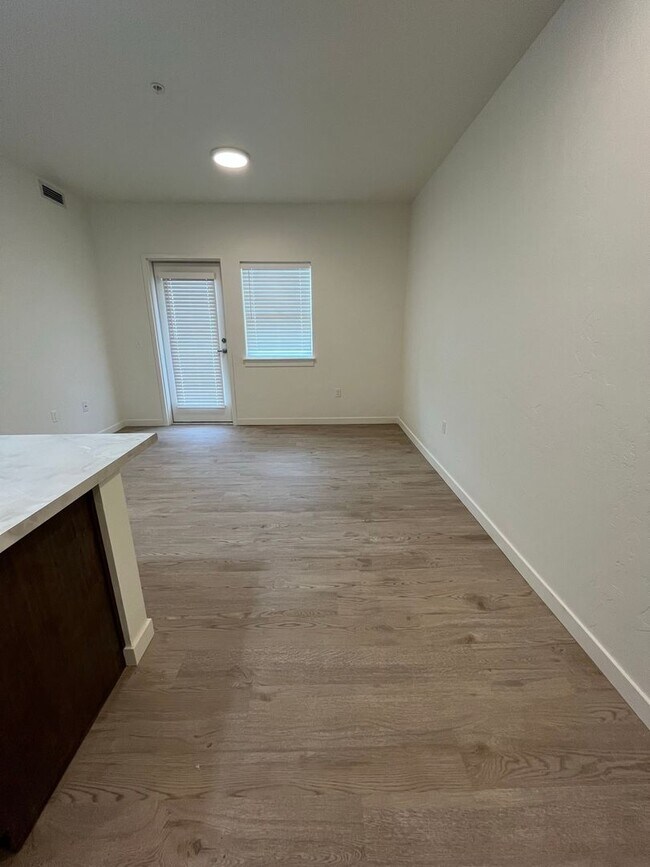 Photo - 4617 Lexington Sky Lane-304 Unidad 304