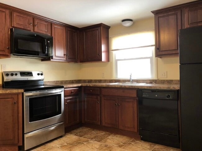Building Photo - 107 Wadsworth Rd Unit Top Floor Rental