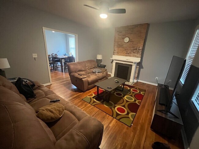 Photo - Spacious 3 bed, 1.5 bath duplex