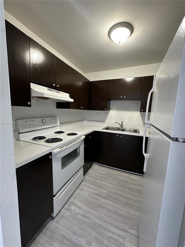 Photo - 1825 W 56th St Unit 410