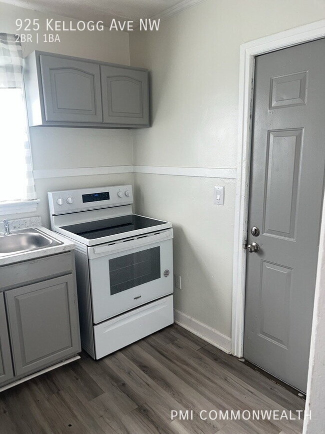 Photo - 925 Kellogg Ave NW