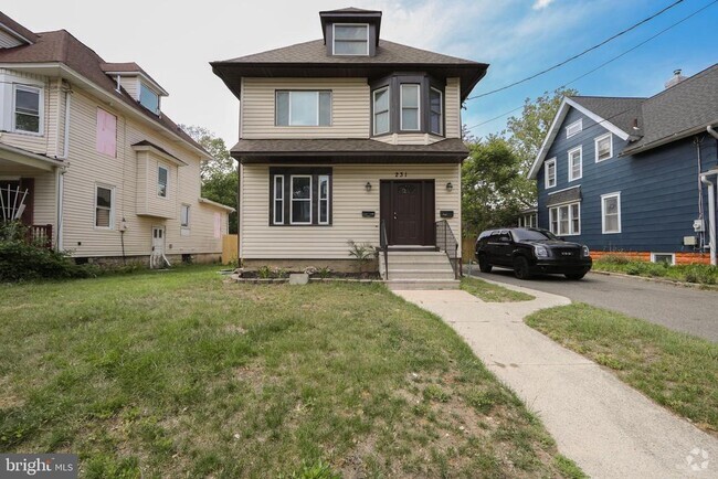 Building Photo - 231 E Knight Ave Rental