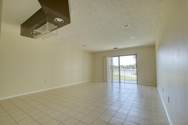 4657 Fountains Dr S Unidad 206