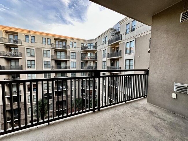 Building Photo - 718 W Trade St Unit 606