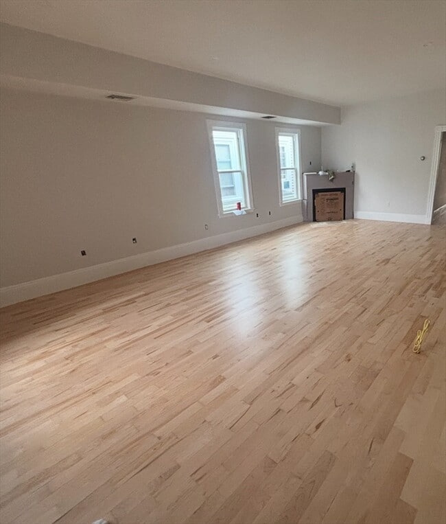 Building Photo - 873 E 4th St Unit 3 Rental