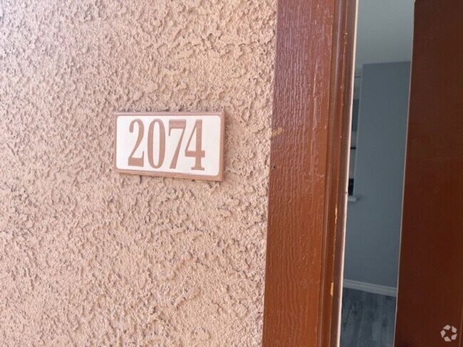 Building Photo - 2 Bedroom Condo in Silverado Ranch!