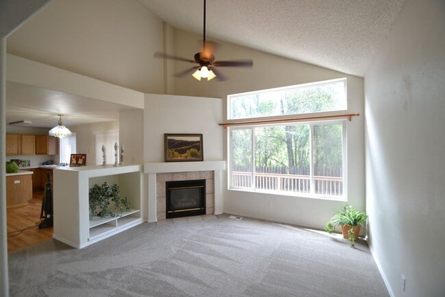 Photo - 815 Riverview Ln