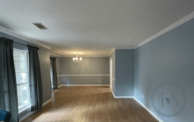 Photo - 518 Wellington Way