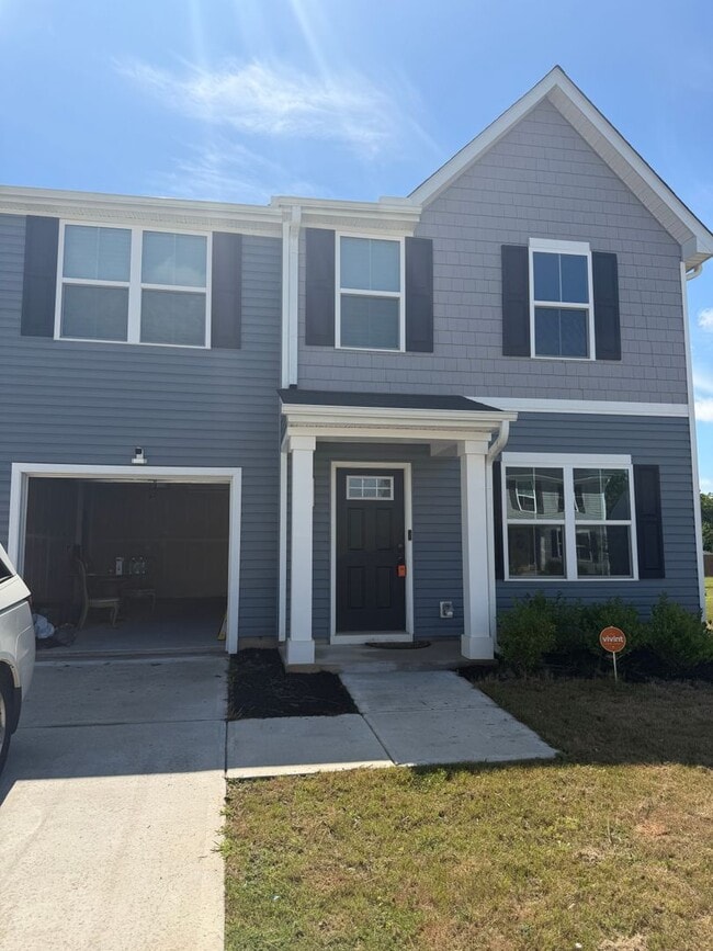 Photo - 3 bedroom home with 1 car garage available now!