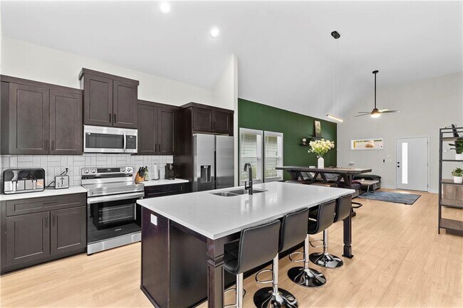 Photo - 624 Robert St NW