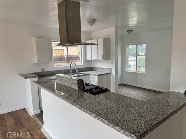Photo - 16041 Devonshire St
