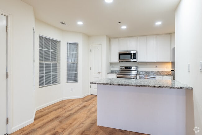 2BR, 1BA - 910SF - Kitchen