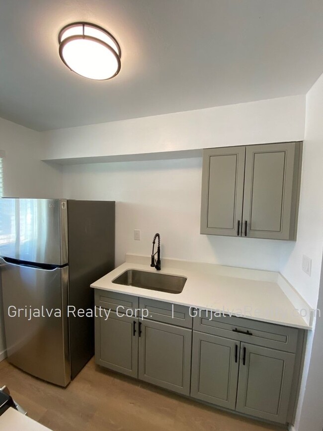 Photo - 4541 E 18th St Unidad 4541