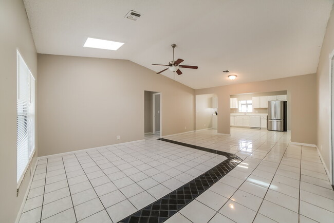 5901 Lincoln Cir W